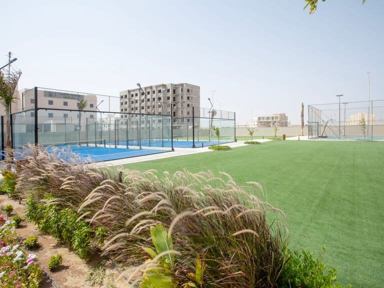 ملاعب البادل بجوار الساحة الترفيهية والحدائق