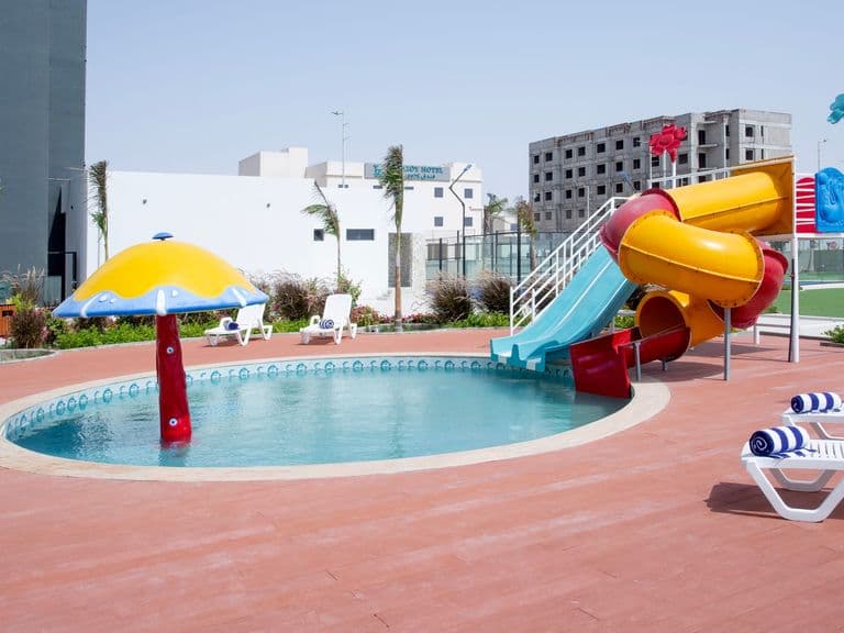 مسبح الأطفال والزحاليق المائية