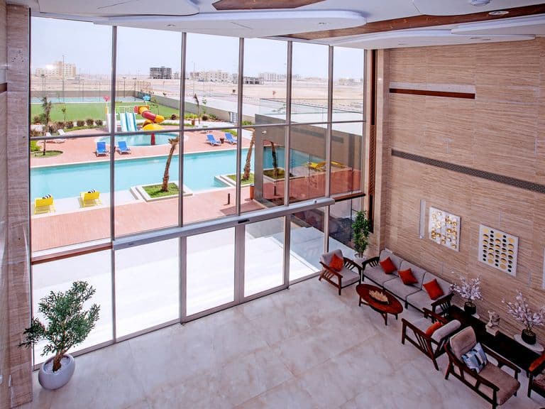 صالة البهو المطلة على المسبح