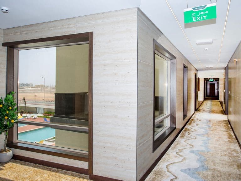 ممر بنافذة تطل على المسبح