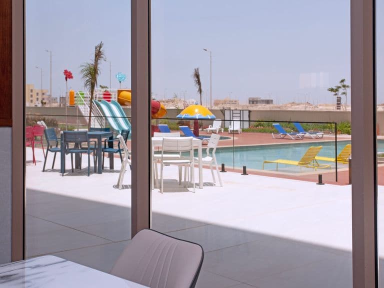 أماكن جلوس المقهى بإطلالة على المسبح
